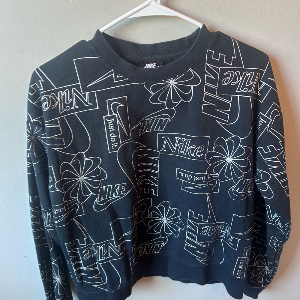 Nike Women’s Clash Crew Black Logo Graphic Pullover Sweater